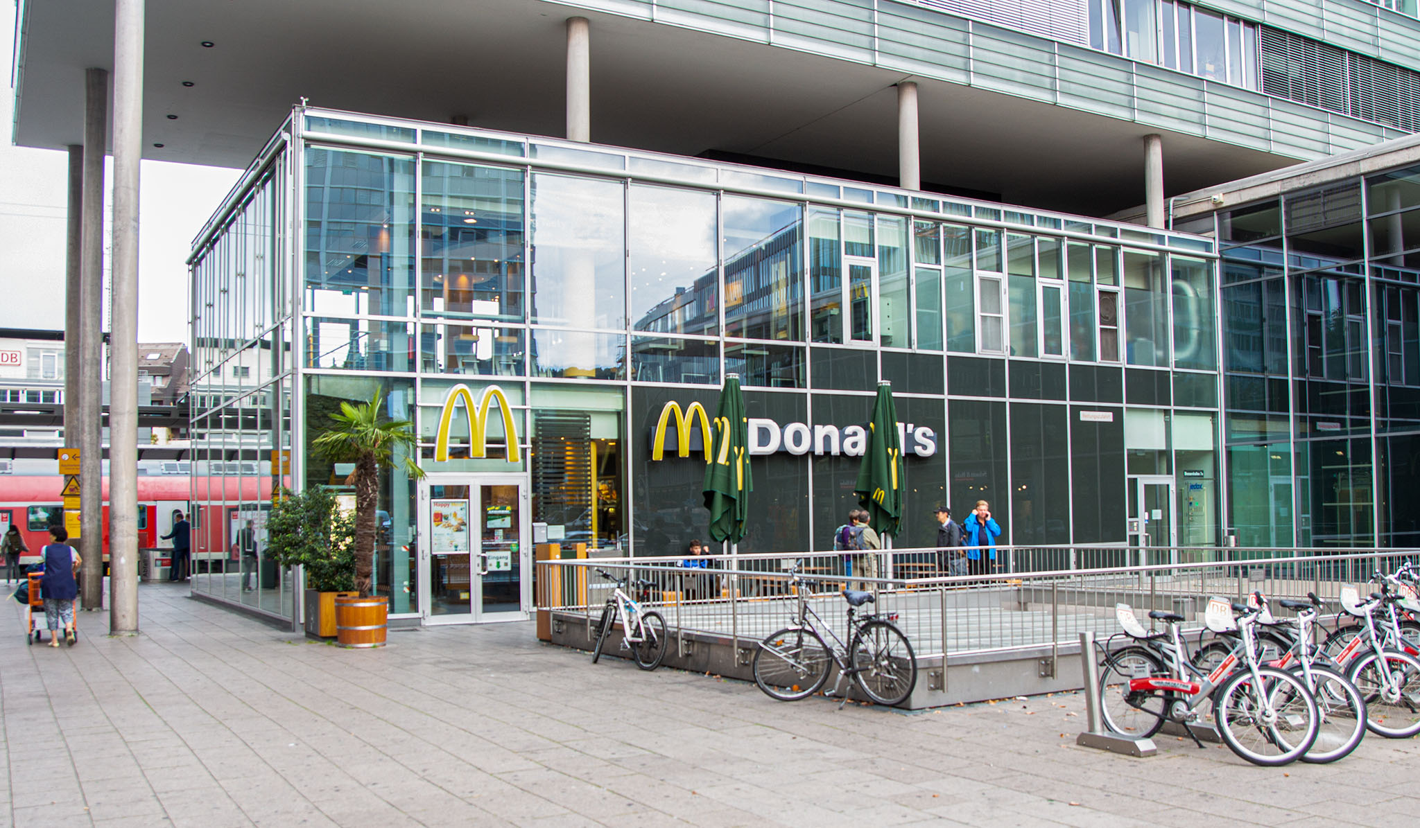 Das McDonald’s-Restaurant in Freiburg im Breisgau (Hauptbahnhof)