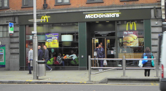 Das McDonald’s-Restaurant in London (Kensington Sundial House)